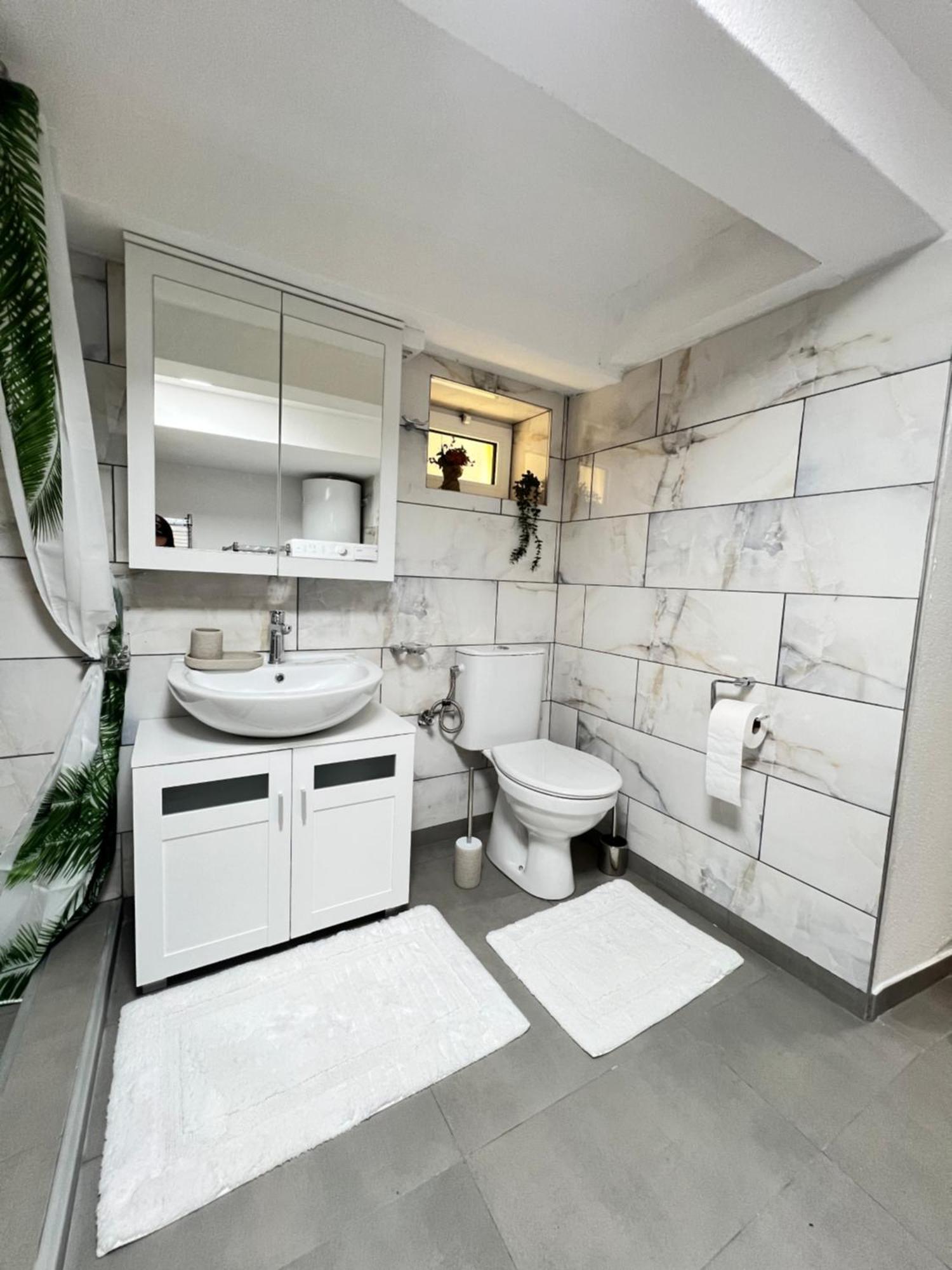 Ellas Lakeside Apartment